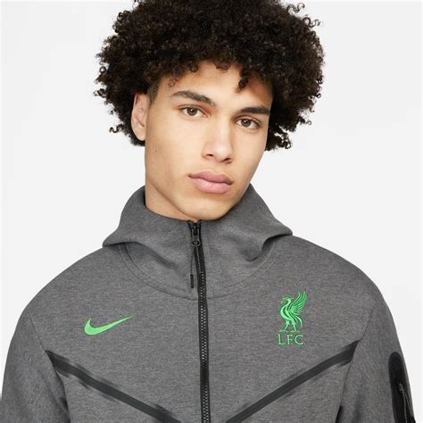 Liverpool F.C. Tech Fleece (6) 